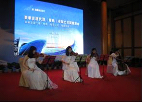 舞台上でのパフォーマンスの様子